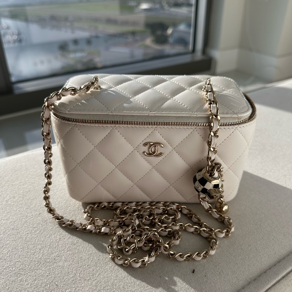Chanel vanity pearl crush